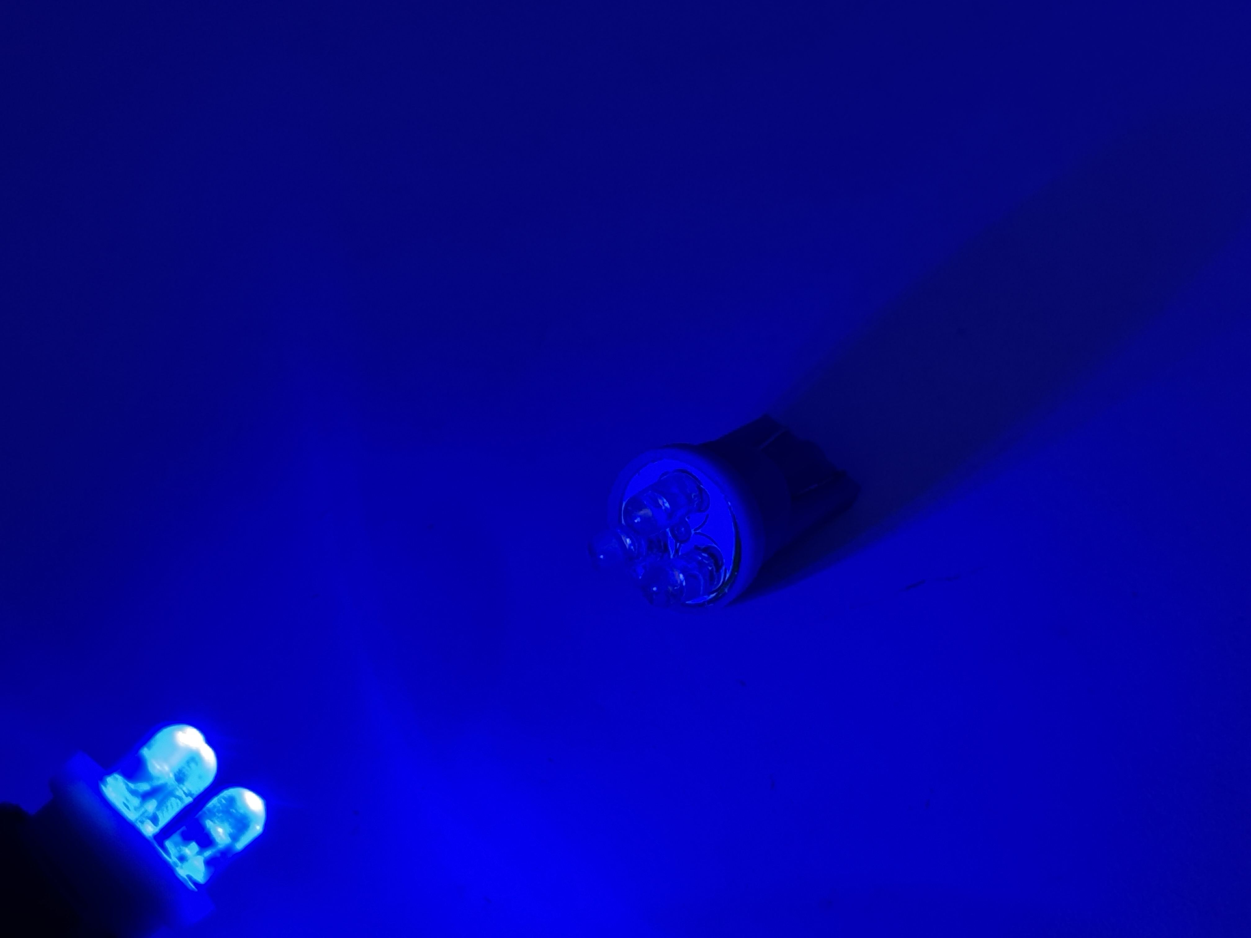 Rebaydo 2pcs 3 LED T10 Wedge LED Light Bulb