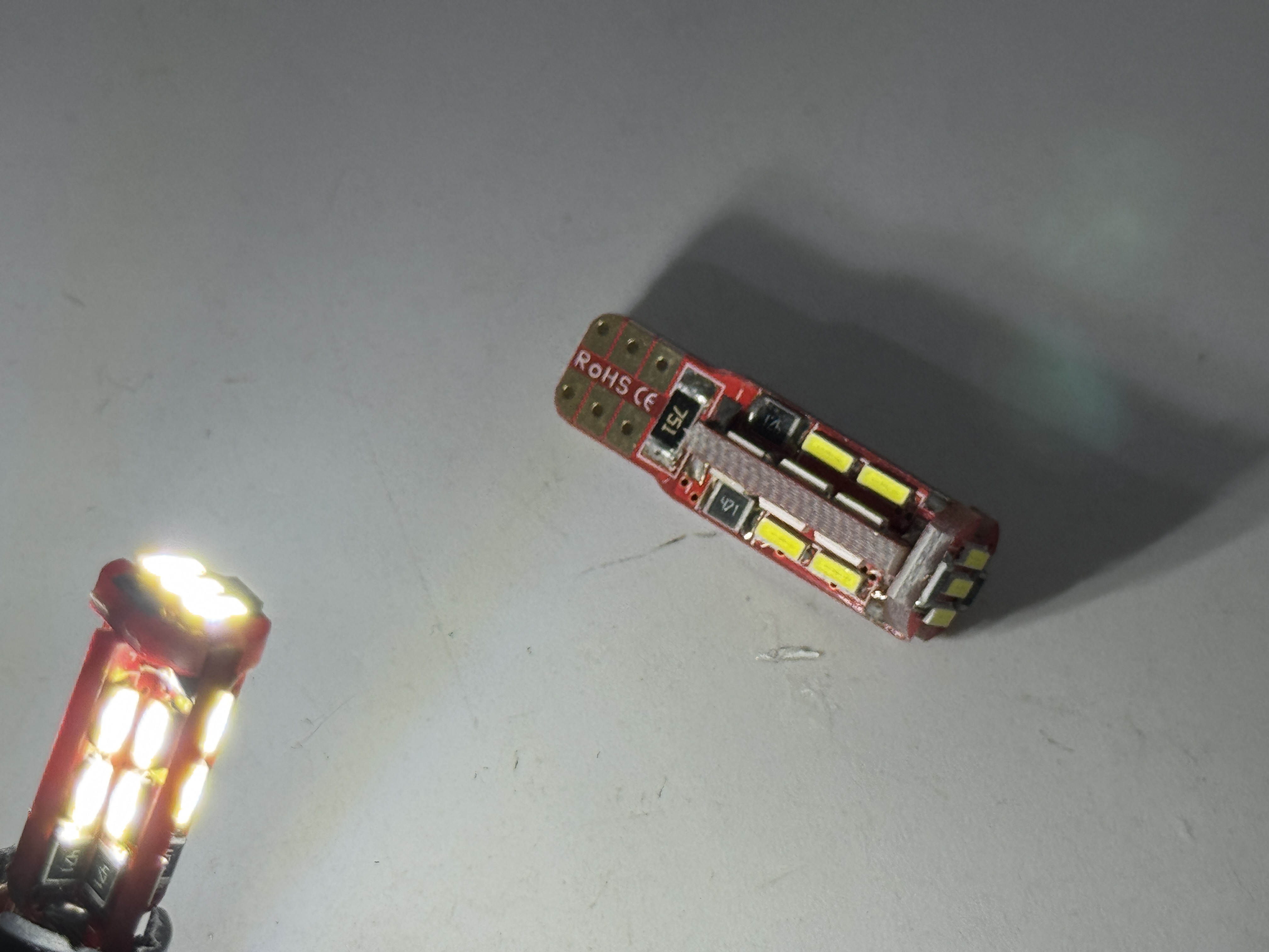 Rebaydo 2pcs T10 CAN Bus 4014 19 LED 360 Viewing 12 VDC T3 1/4 